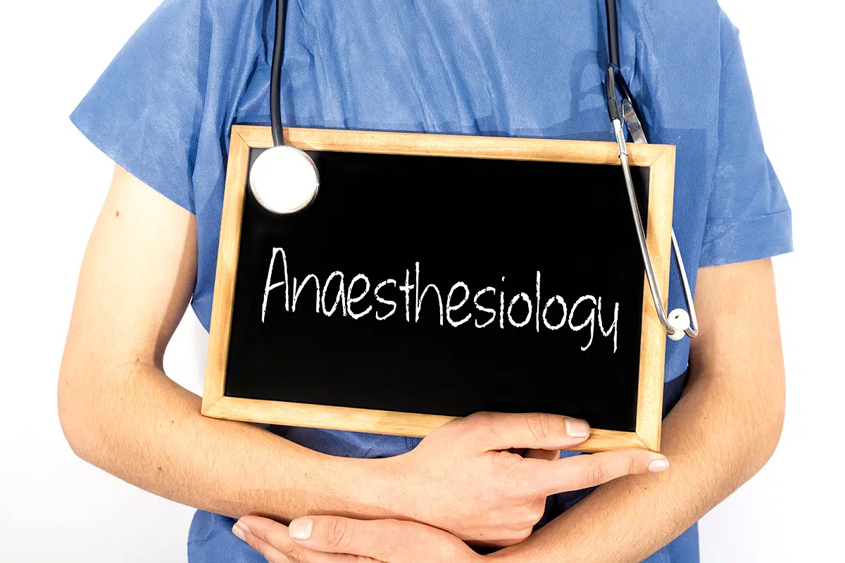 doctor shows information on blackboard anaesthesiology